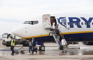Pasajeros en un vuelo de Ryanair en Castellón. Pasajeros en un vuelo de Ryanair en Castellón.