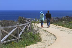 Paseo circular en torno a la Fortaleza de Sagres, en el Algarve.