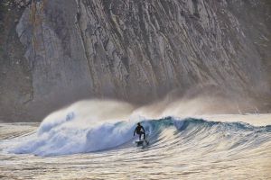 Un surfita en playa de Beliche, en Sagres (Algarve).