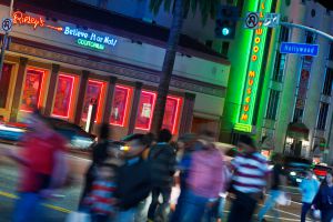 Hollwood Boulevard de noche, en Los Ángeles.