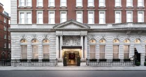 Entrada principal al hotel London Edition. en Londres.
