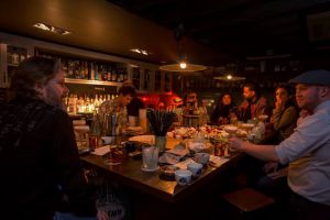 A la mesa del bar Opium, en Chinatown, Londres.