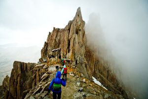 Un grupo de senderistas camino de la cima del Monte Whitney, el pico más alto de los Estados Unidos continentales.