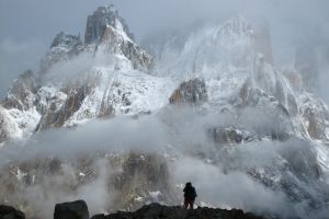 Vistas al pico Thunmo desde el campamento de Urdukas, durante el trekking del Baltoro, en el Karakorum (Pakistán).