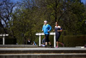 Pareja corriendo en El Retiro