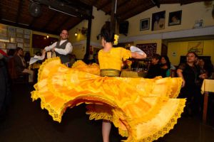 Baile tradicional en la peña Don Porfirio, en Lima.