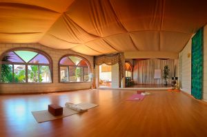 Sala de actividades en el hotel Sol y Luna, en Alfayate Alto (Málaga).