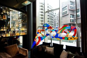 Escultura de Niki de Sait Phalle en el vestíbulo del hotel The Thief, en Oslo.