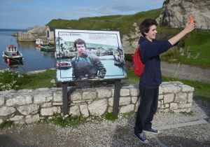 Un fan de 'Juego de Tronos' se hace un 'selfie' en un escenario real de la serie en Irlanda del Norte.
