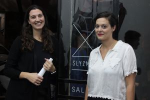 Natalia Sly (izquierda) y Larisa Zmud, en su galería.