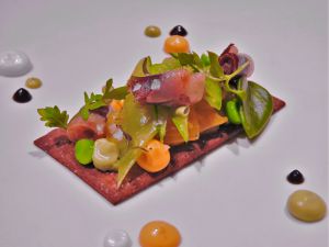 Coca de castañas, tirabeques y jamón de pato.