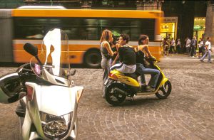 Motos en la plaza de la Independencia.