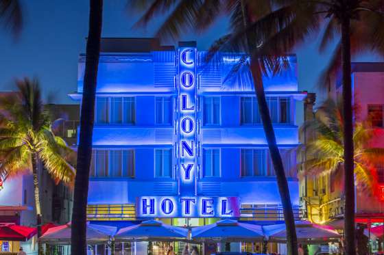 Fachada art decó del hotel Colony de Miami Beach.