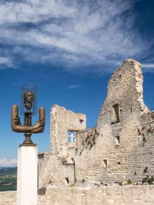 Busto del Marqués de Sade en su castillo.