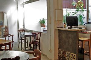 Café-librería Chico Ostra, en el barrio de Benimaclet, en Valencia.