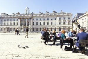 Terraza en la explanada de Somerset House, en Londres.