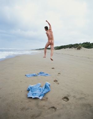 Bañistas desnudos en la playa.