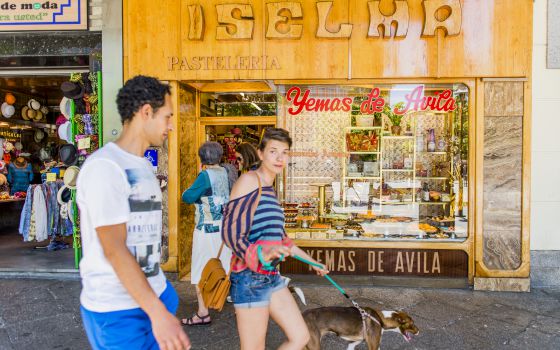 Pastelería Iselma, en el Mercado Grande, en Ávila.