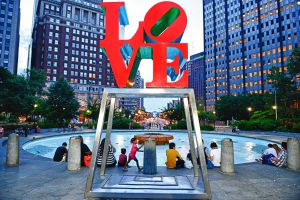 Escultura 'Love', de Robert Indiana, junto al City Hall (ayuntamiento), en Filadelfia.