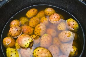 Higos chumbos en el mercado de San José, en Almería.