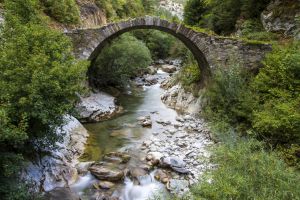 Antiguo puente de piedra en Isaba (Navarra).