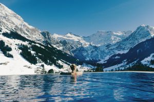 Panorámica invernal desde la piscina del hotel The Cambrian, en Suiza.