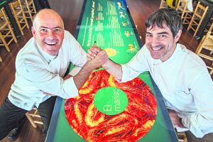 Los cocineros Ramón Boquera (izquierda) y Joan Cuadrat, del restaurante Espai del Peix, en Palamós.