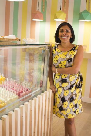 Azmina Khanbhai, creadora de los polos Lolo, en su tienda de Malasaña (Madrid).