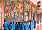 Clase de historia en un mural Clase de historia en un mural