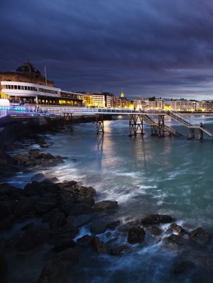 Vista de San Sebastián, con el Club Naútico en primer plano.
