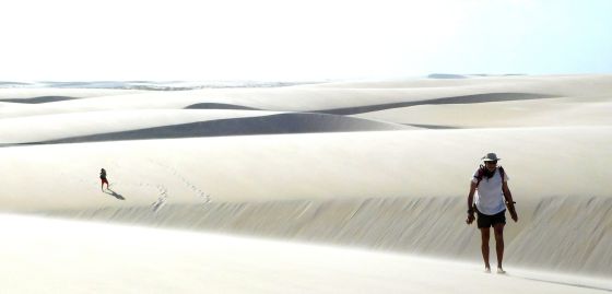 Dos excursionistas en las dunas de los Lençóis Maranhenses, en Brasil.