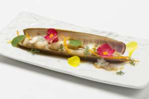 Navaja marinada con miso, cítricos y begonias en el restaurante La Caléndula.