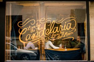 Escaparate de la taquería Candelaria, en el barrio de Le Marais (París).