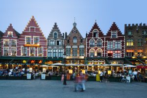 Terrazas en la plaza del Mercado, en Brujas.