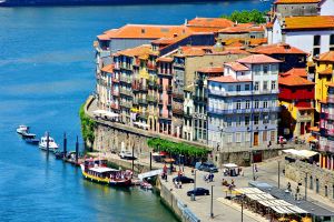 Barrio medieval de Ribeira, a orillas del Duero, en Oporto (Portugal).