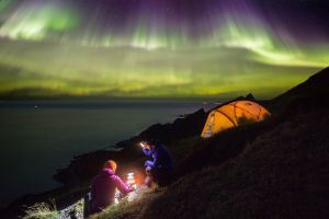 Bajo la aurora boreal en Reinebringen, en las islas Lofoten (Noruega).