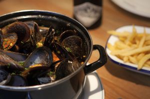 Cazuela de mejillones barbacoa en el restaurante Mejillón, en Madrid.