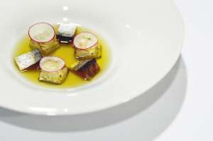Caballa soasada y en semisalazón con caldo dashi.