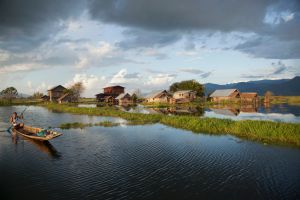 Una embarcación tradicional en el lago Inle, en Myanmar.