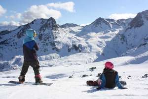 Dos 'snowboarders' descansando en la estación oscense de Formigal, Pirineo aragonés.
