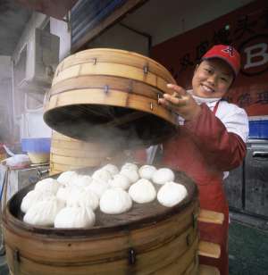 Una vendedora ambulante de 'dumplings en Shanghái (China).