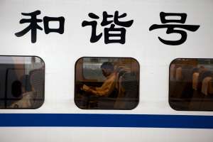 Viajero de un tren bala en la estación de trenes de Shanghái.