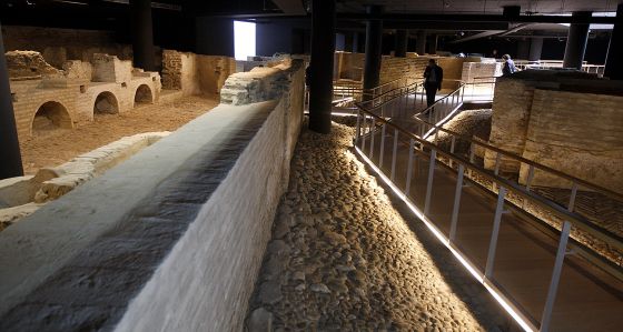 Interior del centro de interpretación del castillo de San Jorge.