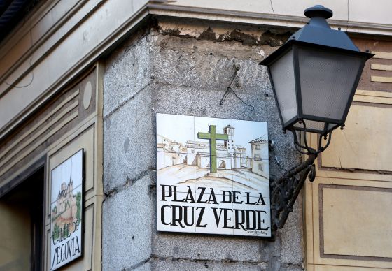 Placa que señala la plaza de la Cruz Verde de Madrid.