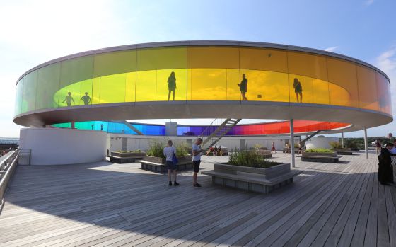 Pasarela multicolor en la terraza del museo ARoS, en Aarhus (Dinamarca), obra del artista danés Olafur Eliasson. 