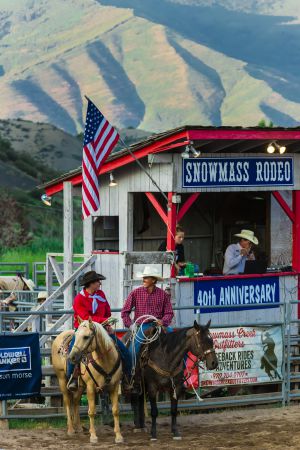 Vaqueros a caballo en el recinto de rodeo de Snowmass, en la localidad de Snowmass Village, en Aspen (Colorado).