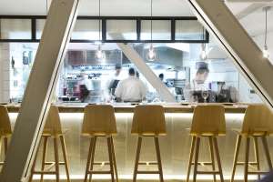El comensal asiste al espectáculo de la cocina en el restaurante bilbaíno Mina.
