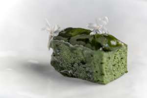 Kokotxa, un plato de Ángel León, el el chef gaditano que investiga los microorganismos luminiscentes marinos en su restaurante Aponiente.