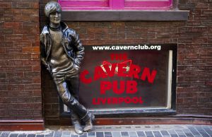 Estatua de John Lennon junto al histórico pub The Cavern, en Liverpool.