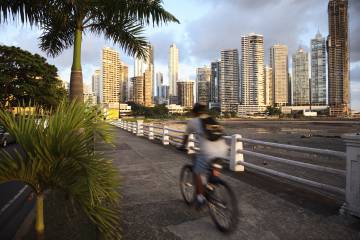 Un ciclista en Punta Paitilla, en Ciudad de Panamá.